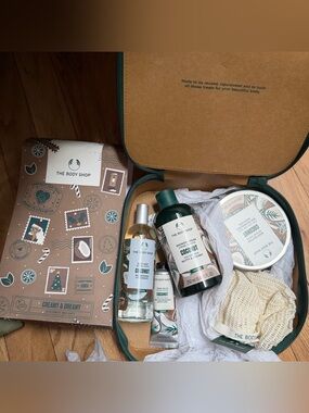 NEW The Body Shop Coconut Creamy & Dreamy 5 piece Gift Set Body butter shower